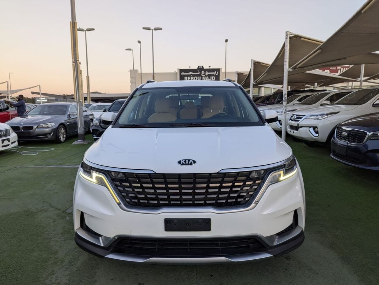 Kia Carnival GDI L 3.5L Kia Carnival 2021 GCC 6 cylinder engine 3.5L clean car without accident without paint ava