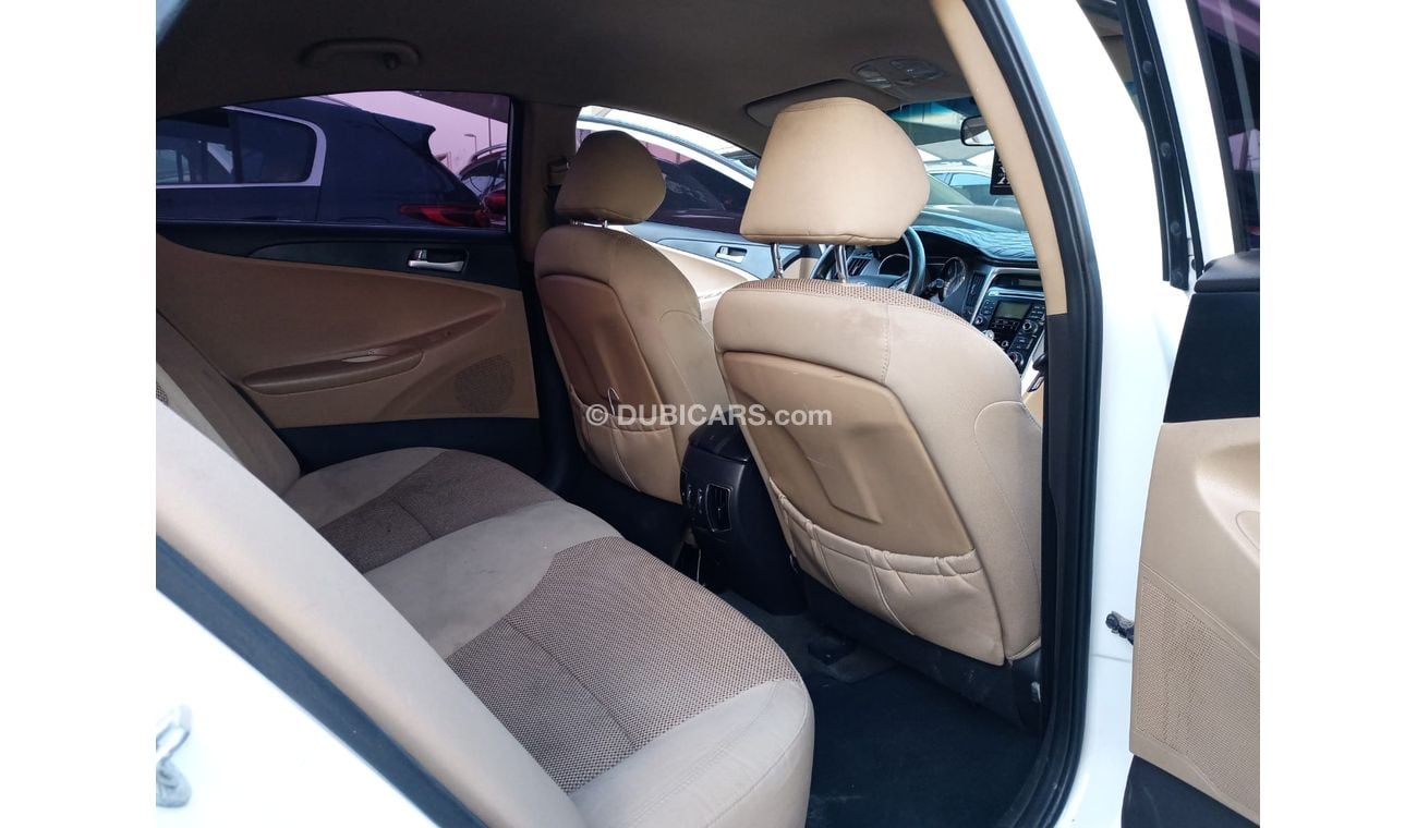 Hyundai Sonata Gulf model 2012 without accidents, white inside beige, you don't need any expenses.