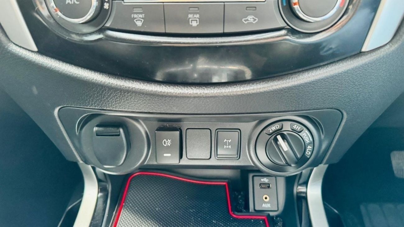 Nissan Navara PREMIUM SPORTS BAR WITH BASKET AND LED LIGHTS | 4 x 4 | PREMIUM TWO TONE LEATHER SEATS | RHD | 2017