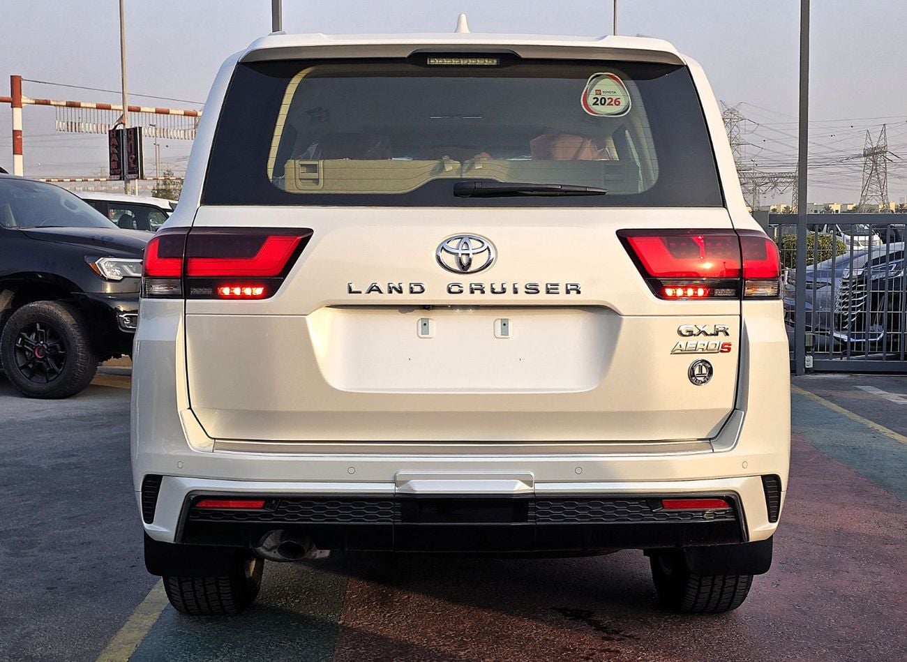 تويوتا لاند كروزر GXR Toyota Land Cruiser LC300 AERO S 4.0L A/T V6 4WD GCC White Color 2026 Model