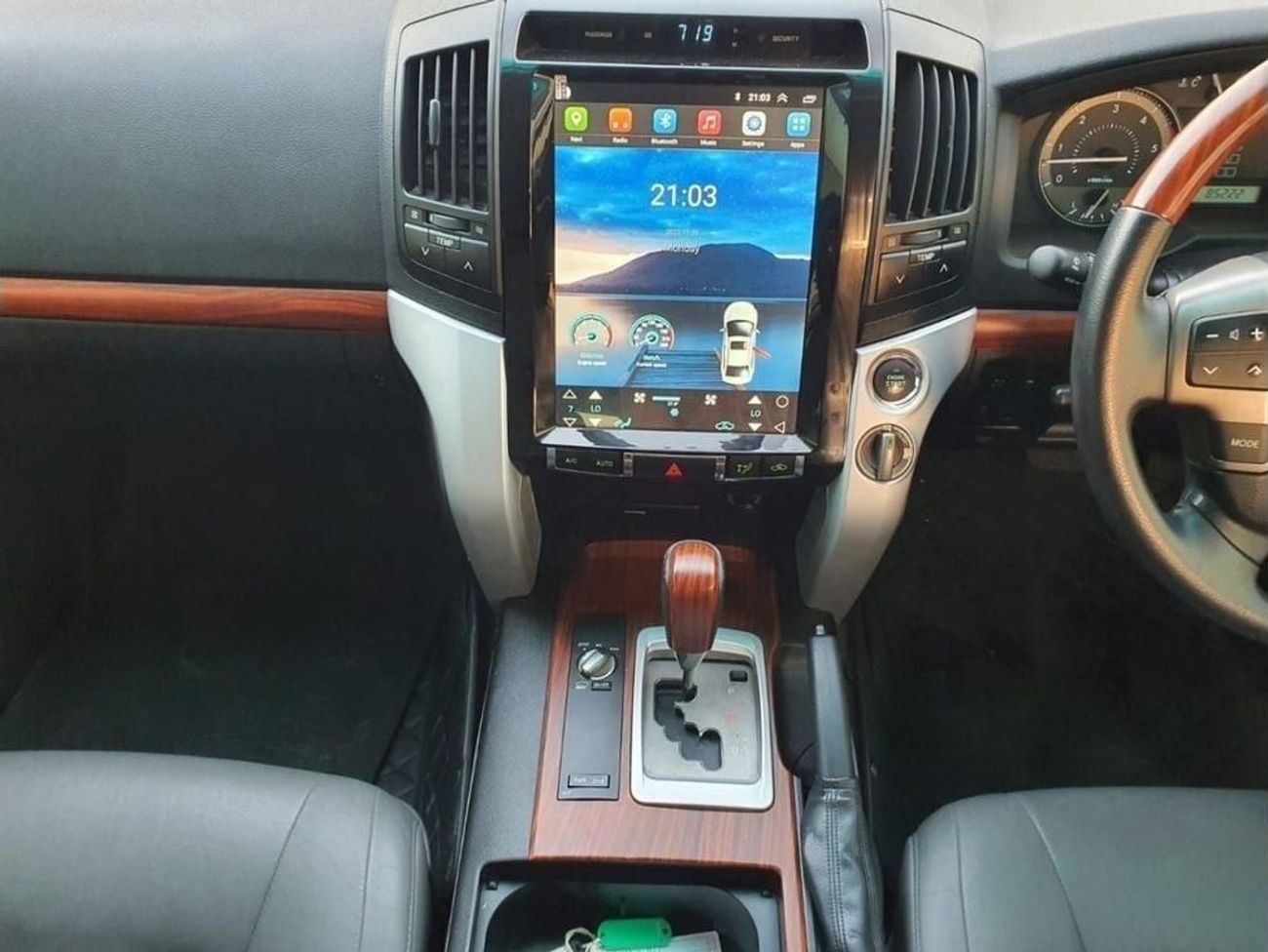 تويوتا لاند كروزر diesel 4.5 liter right hand drive face lift to 2024 model leather seats