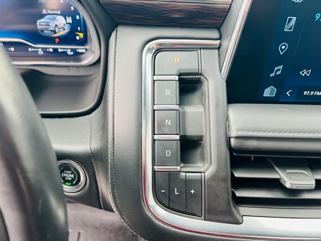 Chevrolet Suburban LT 5.3L 4WD