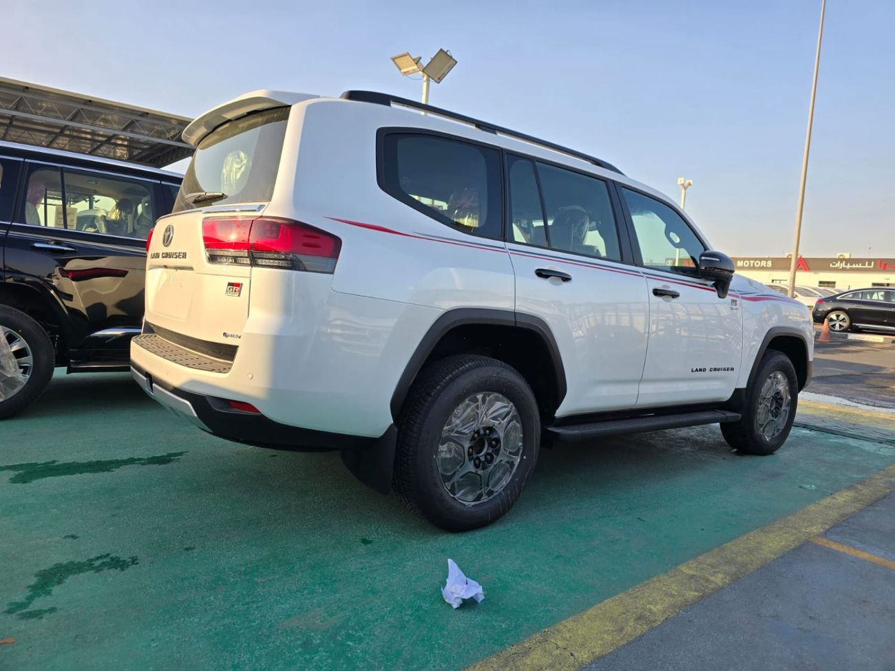 تويوتا لاند كروزر تويوتا لاندكروزر LC300 هجين فئة GR موديل 2026 – فل أوبشن – أبيض خارجي / جلد أحمر داخلي