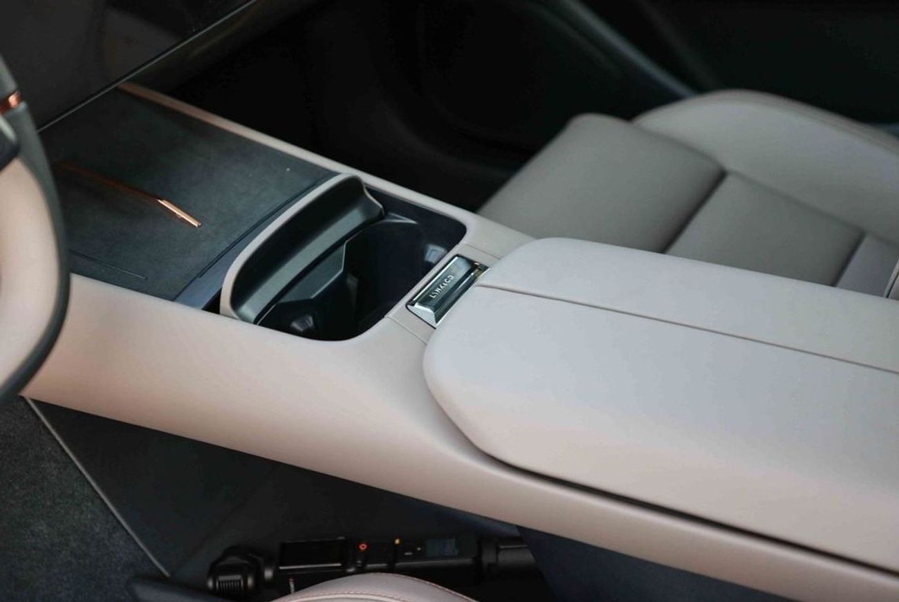 Lynk & Co Z10 2024 LYNK & CO Z10 ULTRA 702 - RED & BLACK inside BROWN