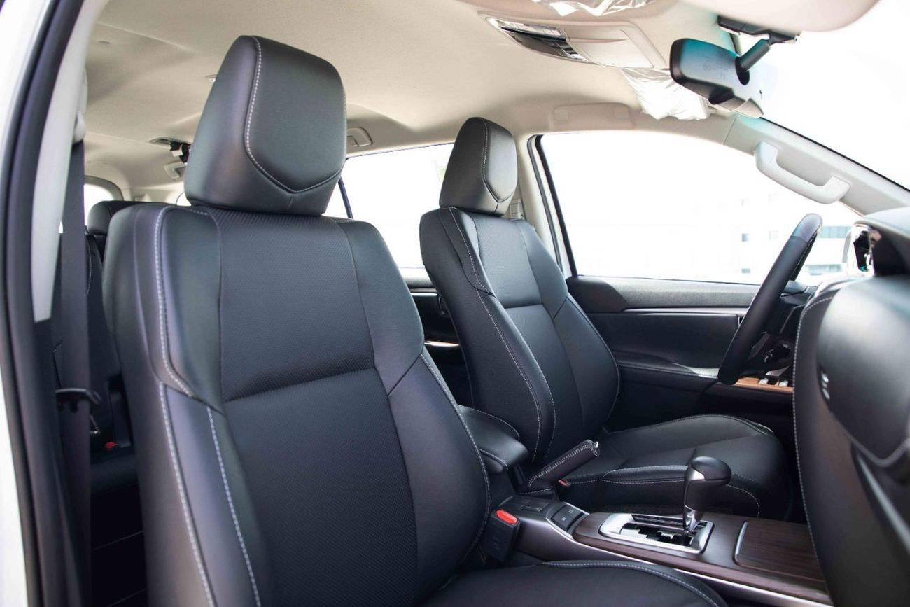 تويوتا فورتونر تويوتا فورتشنر 2023 4.0 WP Adventure - بني فانتوم من الداخل باللون الأسود