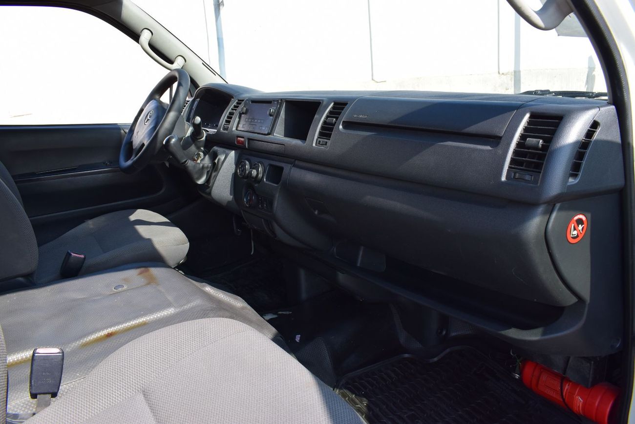 تويوتا هاياس Toyota Hiace Highroof Bus 13 seater, model:2018