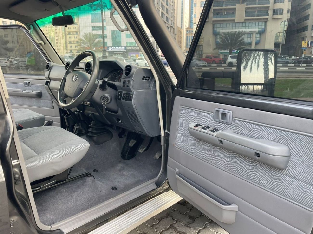 تويوتا لاند كروزر 70 TOYOTA LAND CRUISER PICK UP DIESEL V8 RIGHT HAND DRIVE