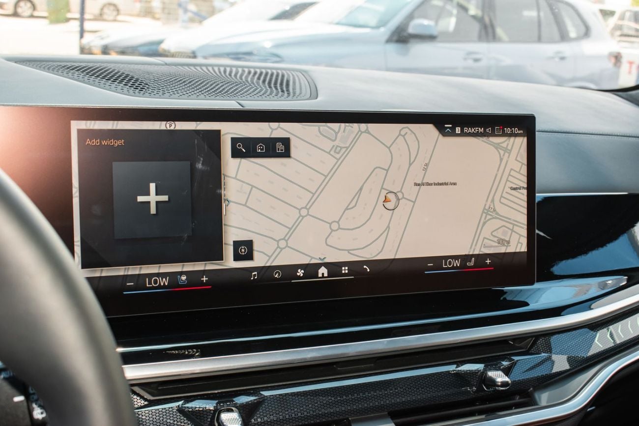 بي أم دبليو X7 The 2026 BMW X7 M40i xDrive is a full-size luxury performance SUV that blends V8 power, advanced tec