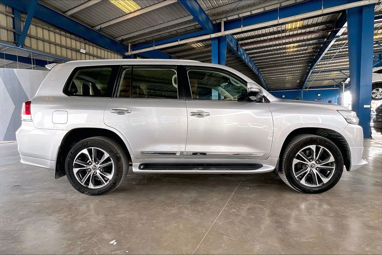 تويوتا لاند كروزر VXR | National Day Celebration | شامل الضمان | 0 ﺪﻔﻋﺓ ﺃﻮﻟﻯ