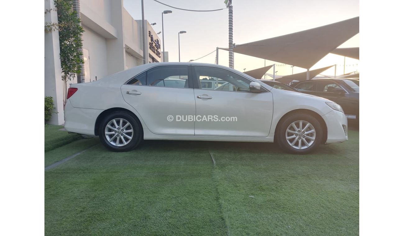 تويوتا كامري خليجى لون أبيض داخل بيج رقم 2 بدون حوادث مثبت سرعة تحكم رنجات حساسات جناح خلفى CD  - FM بحالة ممتازة