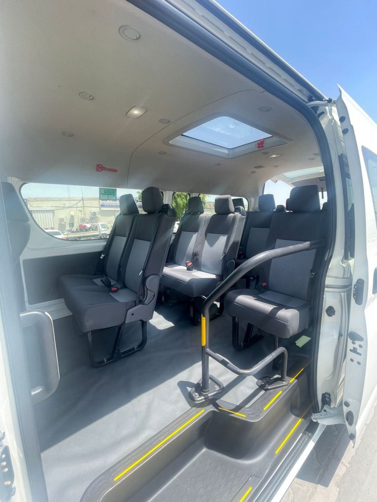 Toyota Hiace DLS HIGH ROOF TOYOTA HIACE COMMUTER ,DIESEL ENGINE 2800 CC ,10 SEATER ,RIGHT HAND DRIVE