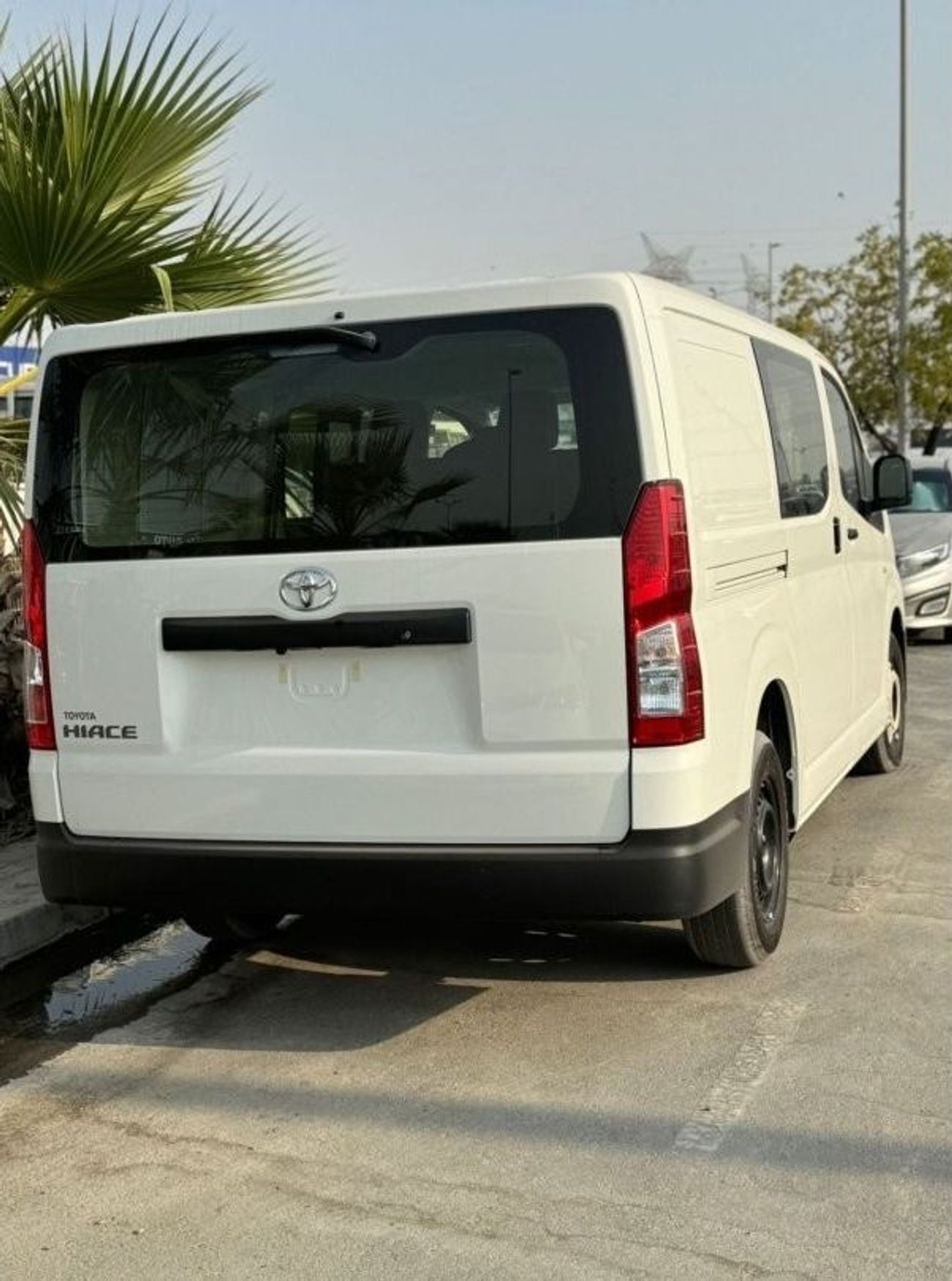 تويوتا هاياس Semi cargo 6 seat