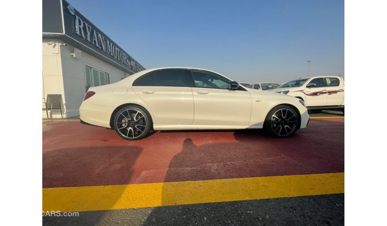 مرسيدس بنز E 53 مرسيدس بنز AMG E-53 4 ماتيك ، 3.5 لتر ، لون أبيض مع داخلي أسود ، متاح للتسجيل المحلي