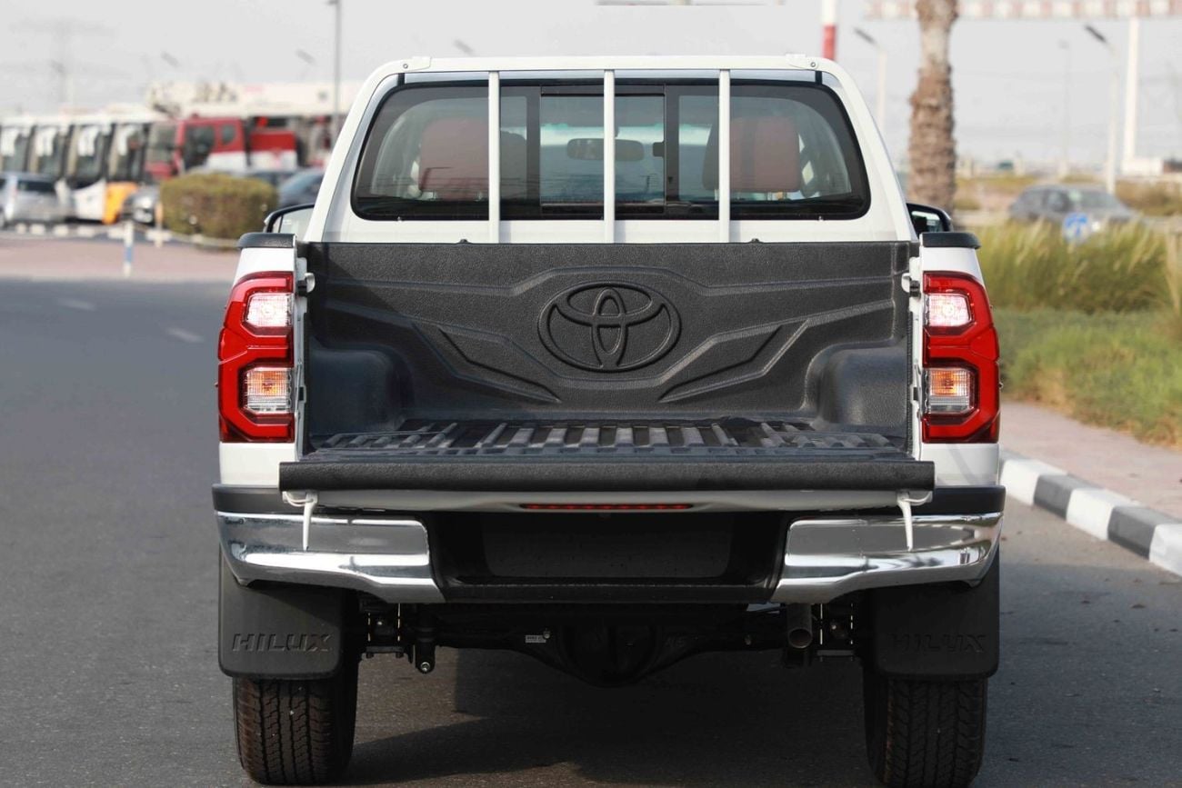 تويوتا هيلوكس 2024 تويوتا هايلكس 4x4 DC 2.7 GLXS-G - أبيض لؤلؤي داخل كستنائي | تصدير فقط