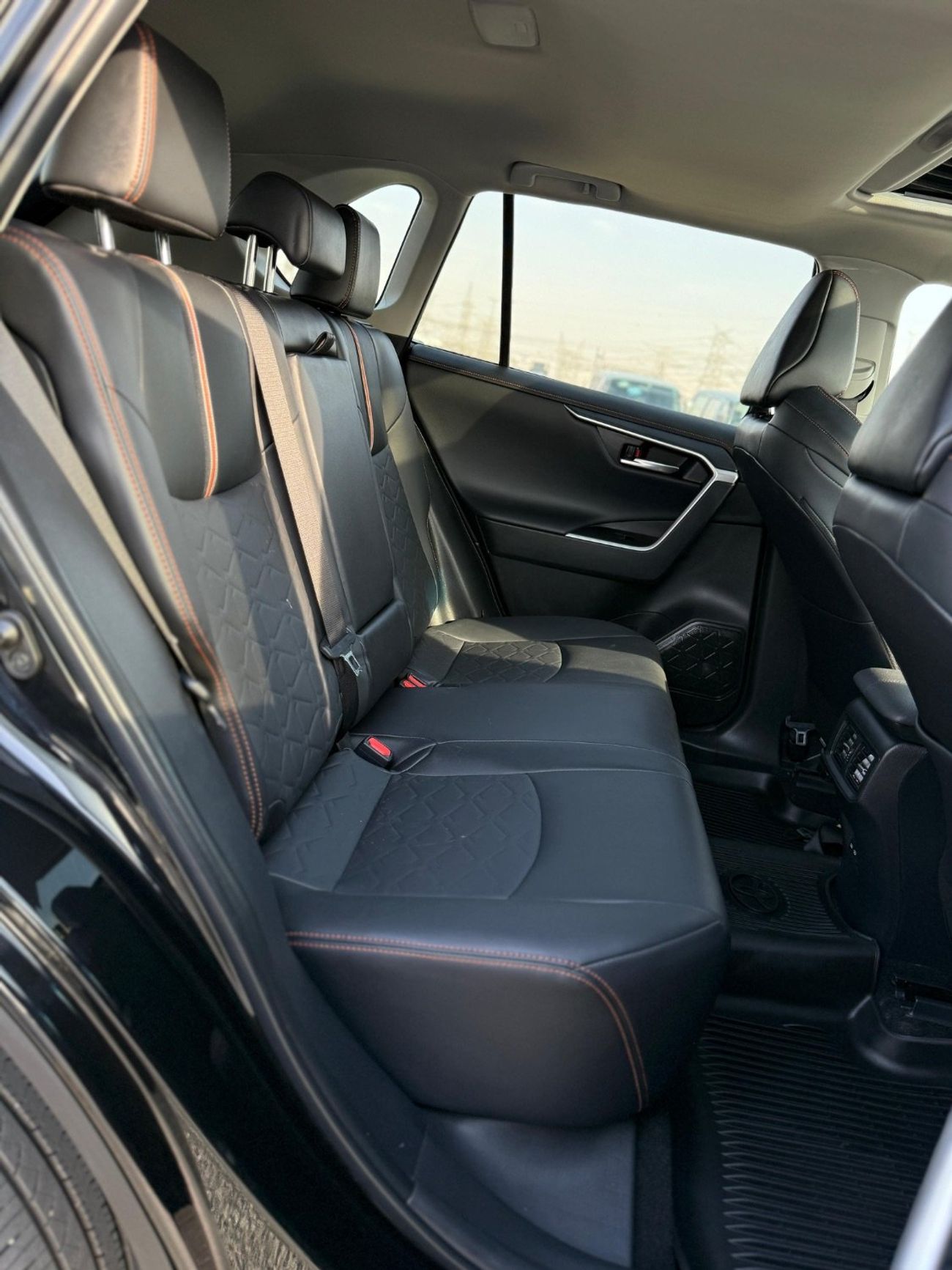 تويوتا راف ٤ Adventure Full Option 4WD Sunroof, leather, push start