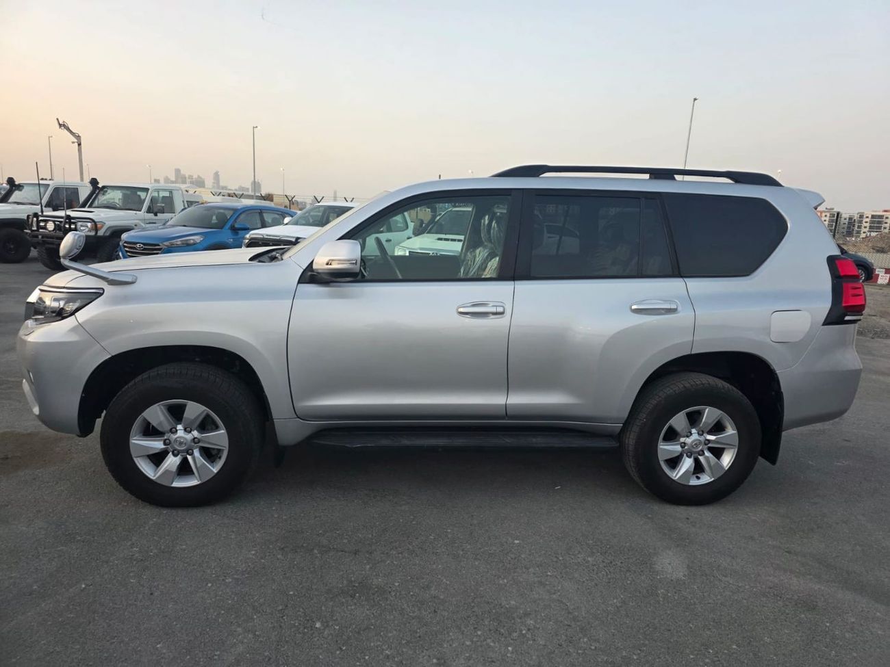 Toyota Prado Toyota prado 2023model 2.8 Diesel engine Colour sliver Transmission Transmission Automatic Interior.