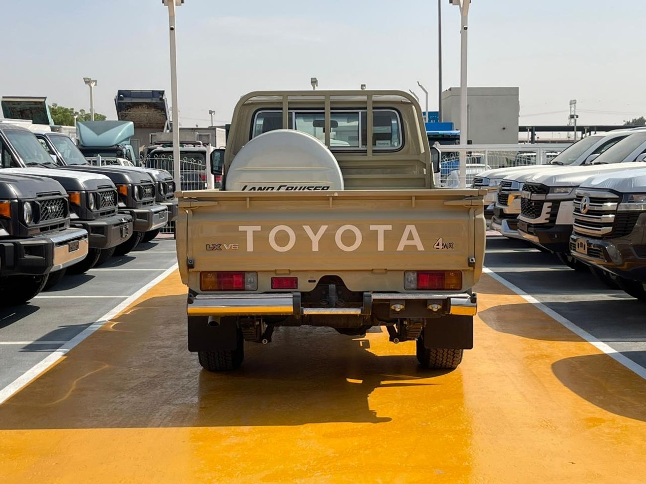 Toyota Land Cruiser Pick Up Toyota LAND CRUISER SC AT PETROL 4.0L WIN-DIFF-COOLBOX