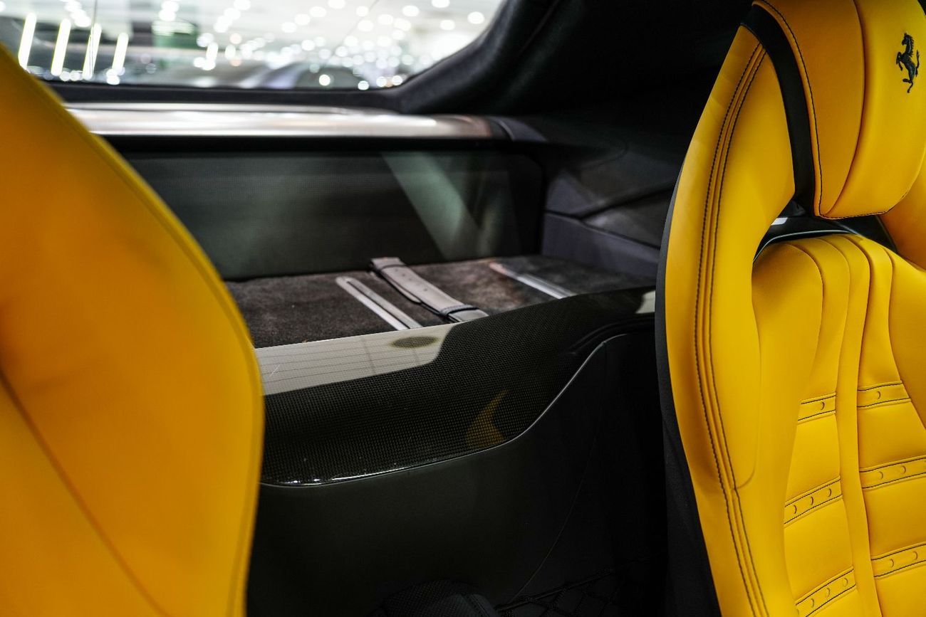 فيراري 812  سوبرفاست Carbon Package, JBL Audio, Passenger Display, Daytona Seats, GCC Specs!!