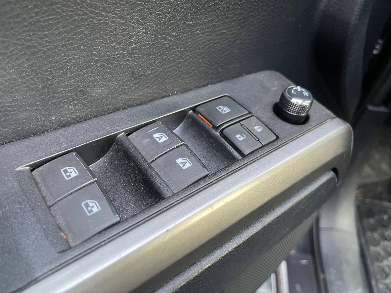 تويوتا تاكوما طقم TRD / محرك V6 سعة 3.5 لتر / دفع رباعي / فتحة سقف / شاشة كبيرة / نظام مراقبة النقاط العمياء / بحا