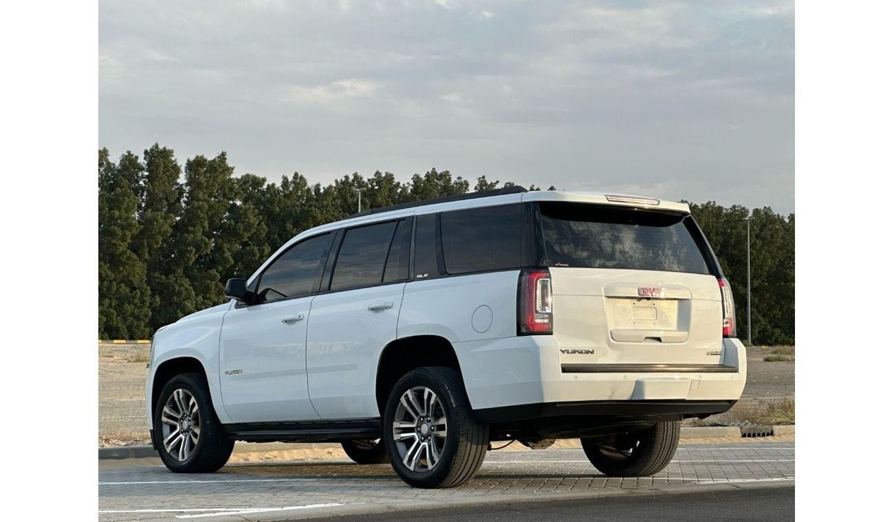 GMC Yukon SLE 5.3L 4WD (8 Seater) GMC YUKON 2017 GCC ORGINAL PAINT // ACCIDENT FREE // PERFECT CONDITION