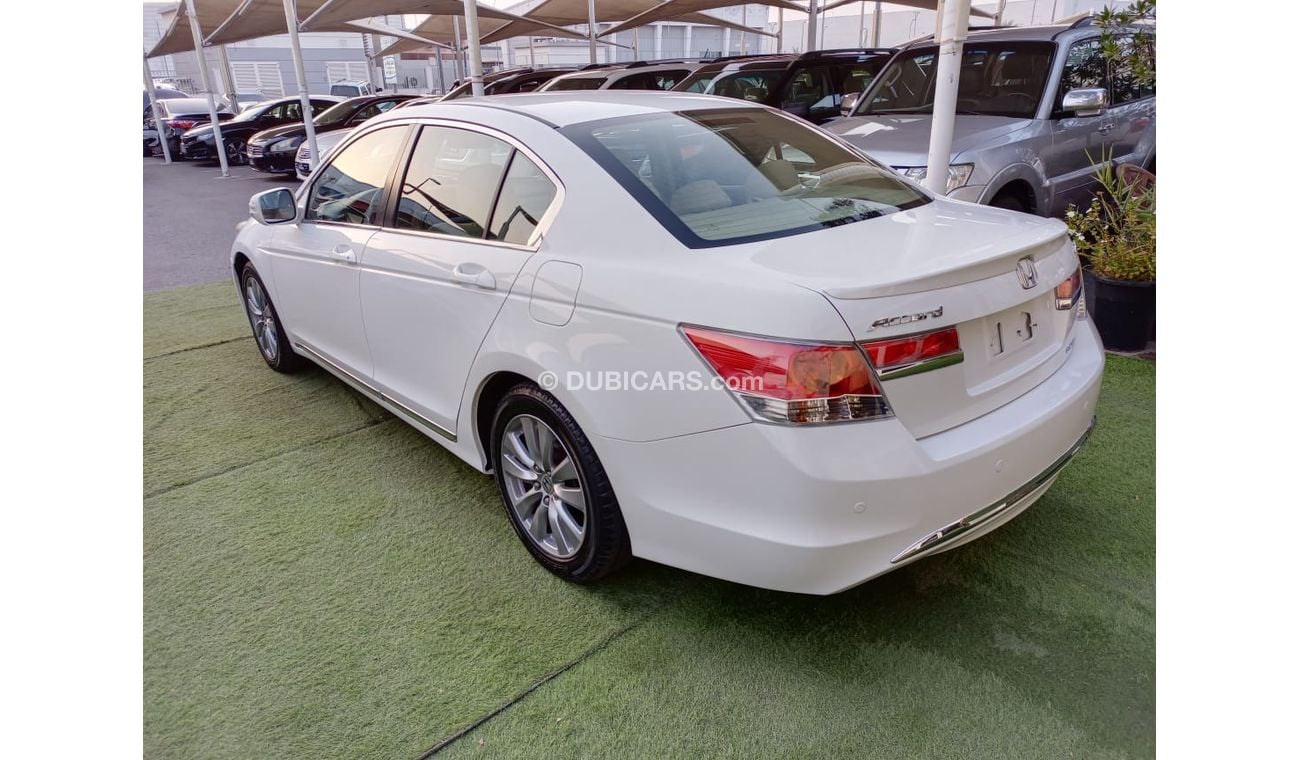 هوندا أكورد خليجى موديل 2012 مثبت سرعة تحكم رنجات حساسات بحالة ممتازة لاتحتاج لأى مصاريف