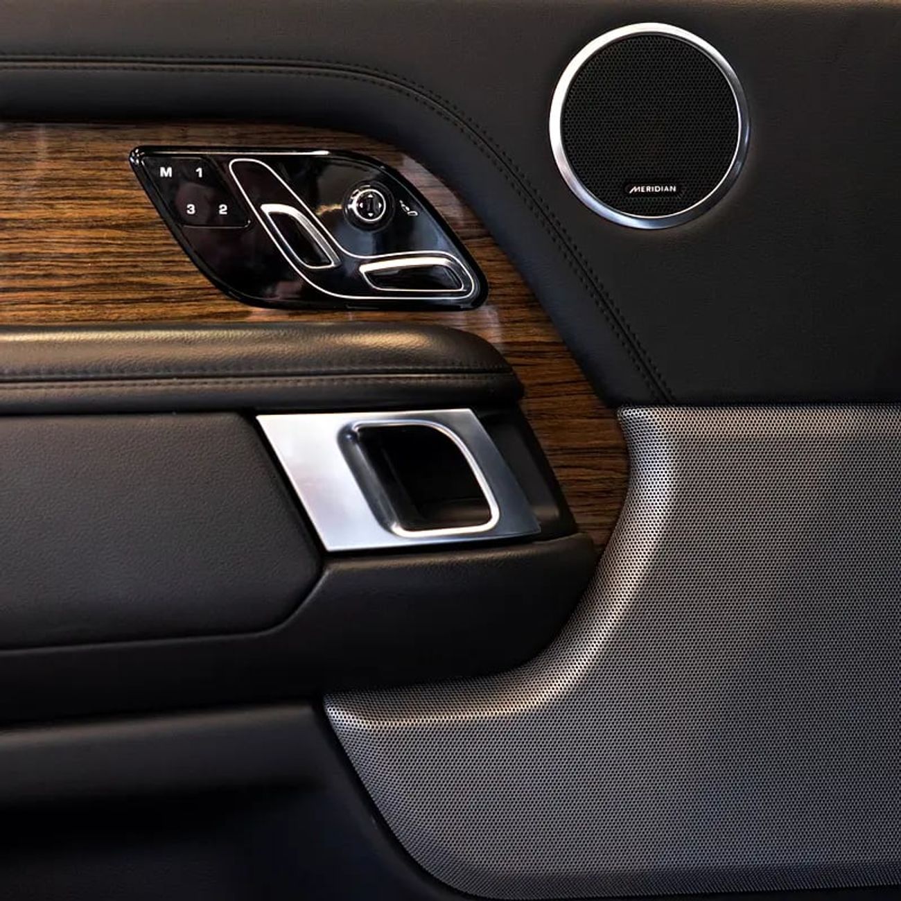 Land Rover Range Rover Vogue 5.0L AED 2,682 pm • 0% Downpayment • Range Rover Vogue Supercharged • 1 Year Warranty