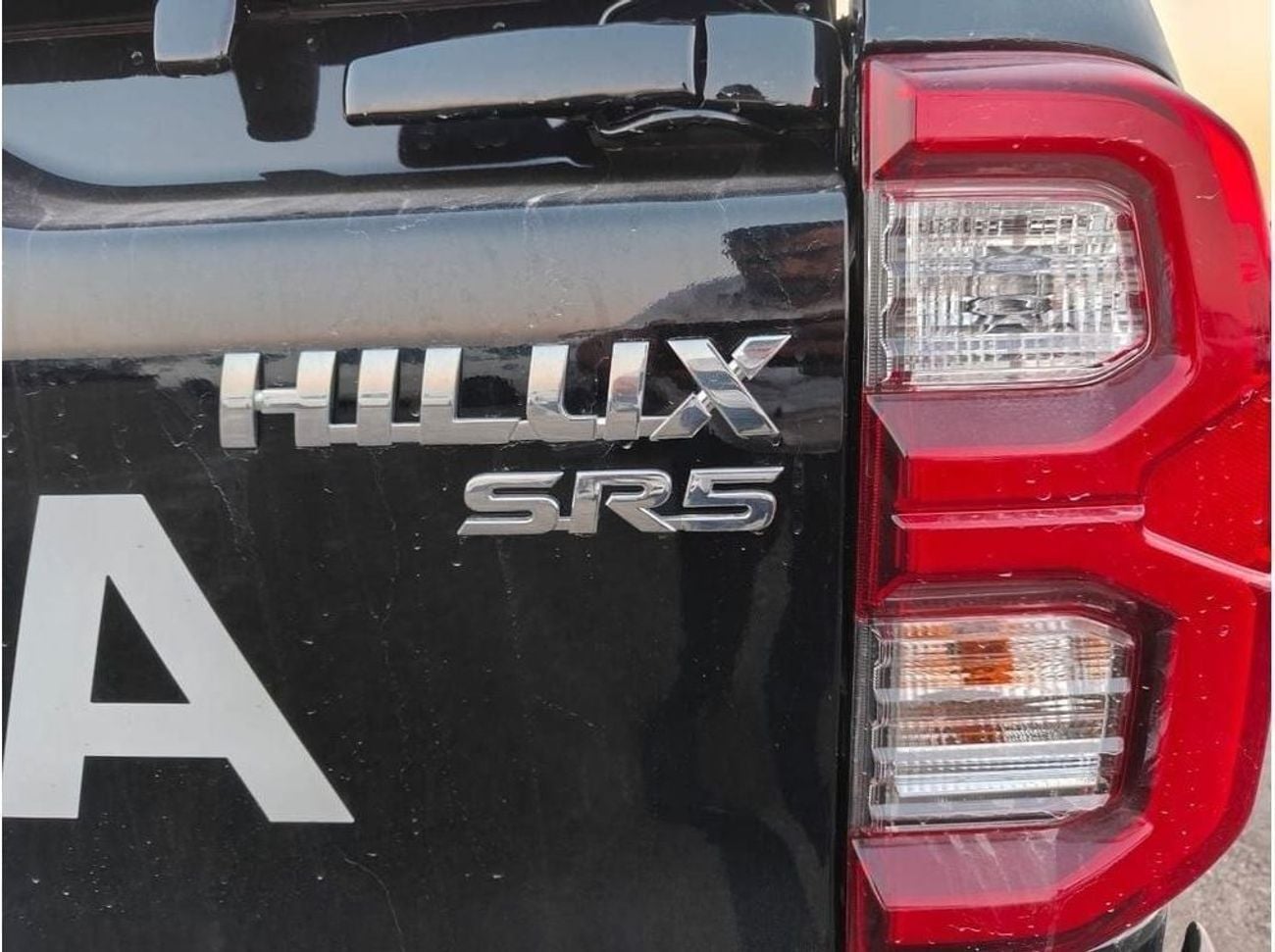 تويوتا هيلوكس SGLX TOYOTA HILUX 2.7 SR5 4x4 DOUBLE CABIN PETROL AUTOMATIC FULL OPTION 2025 MODEL