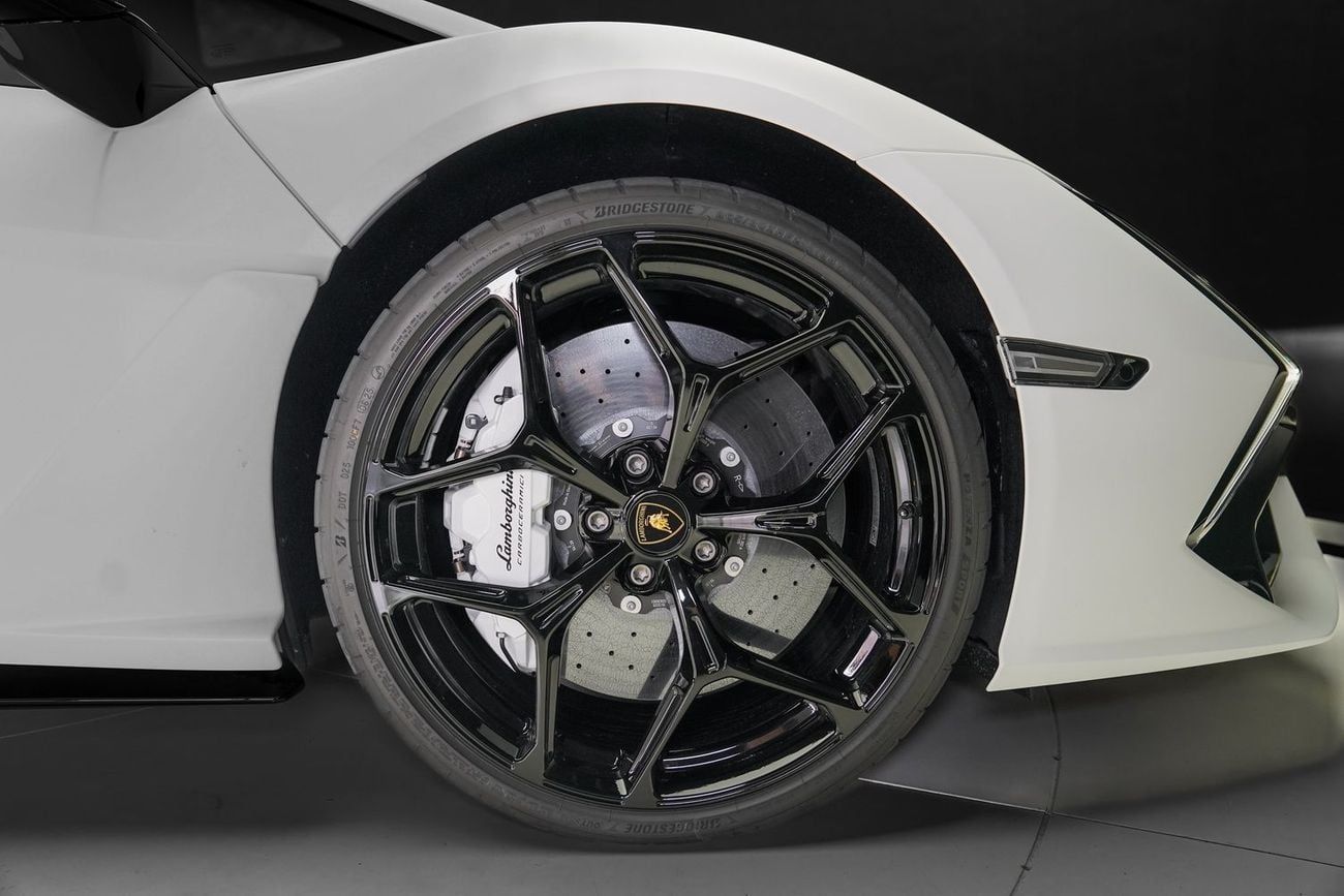لامبورغيني ريفويلتو 6.5L V12 Hybrid
