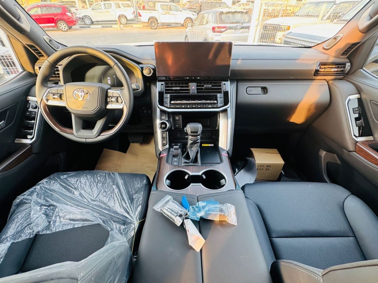 Toyota Land Cruiser TOYOTA LC300 VX 3.5L PTR  GCC A/T F/O WHITE 2025