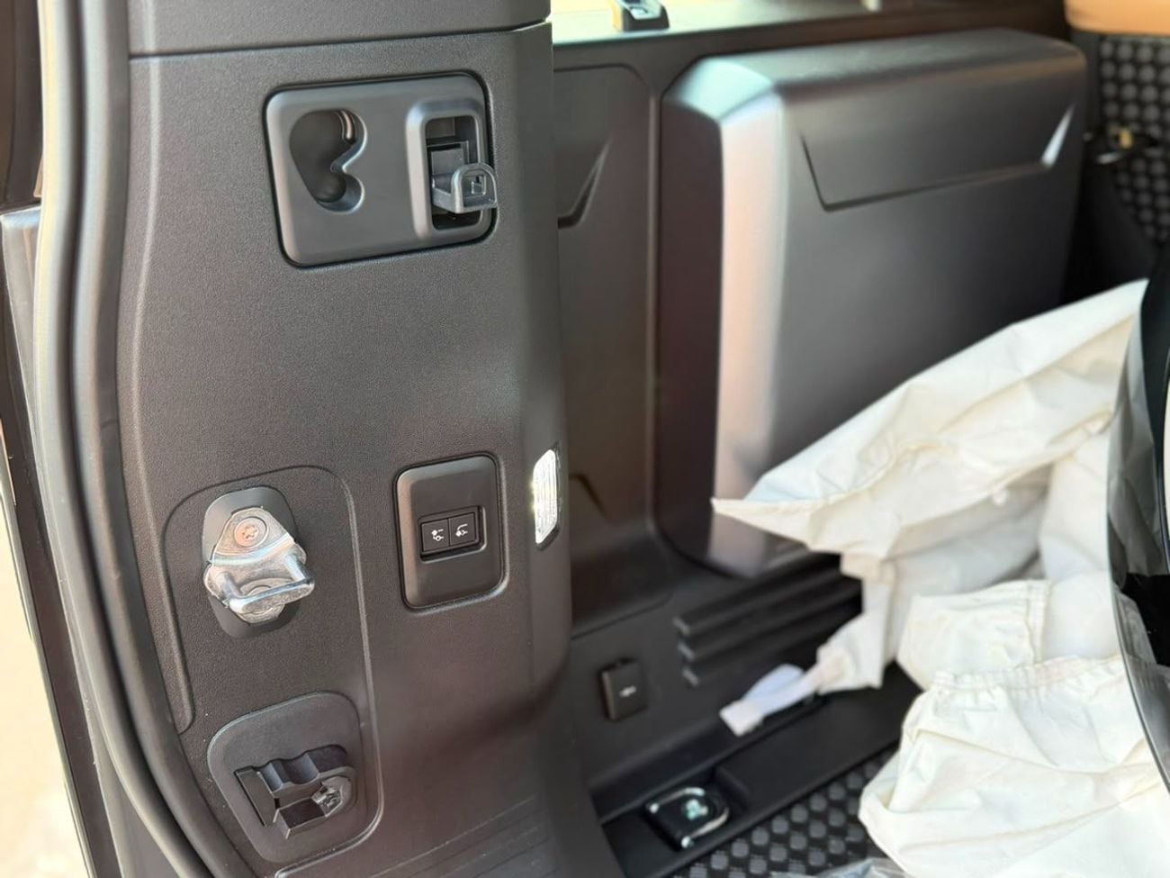 لاند روفر ديفندر 110 HSE P400