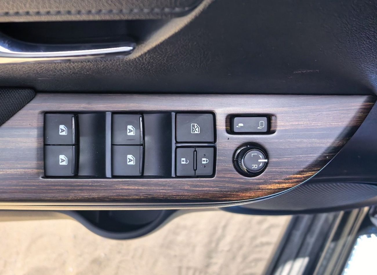 تويوتا هيلوكس D/CAB,PICKUP,2.7L,4X4,DIGITAL AC,WOODEN INTERIOR,BLIND SPOT,DVD+CAMERA,DIFF LOCK,M/T,2 COOL BOX,2025