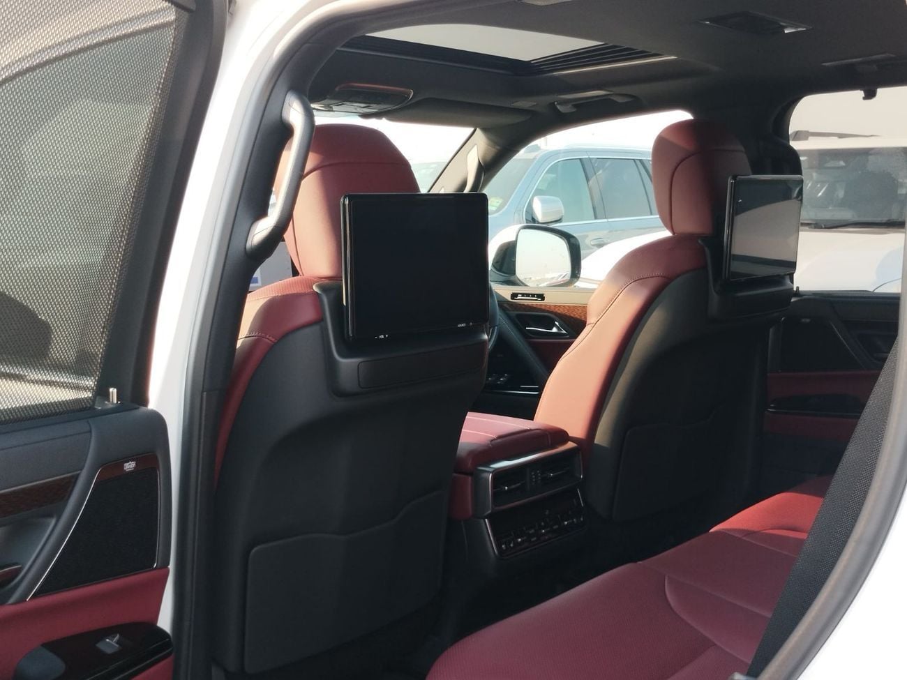 لكزس LX 600 SIGNATURE Lexus Lx600 RHD white colour exterior and red interior petrol engine 2025 brand new