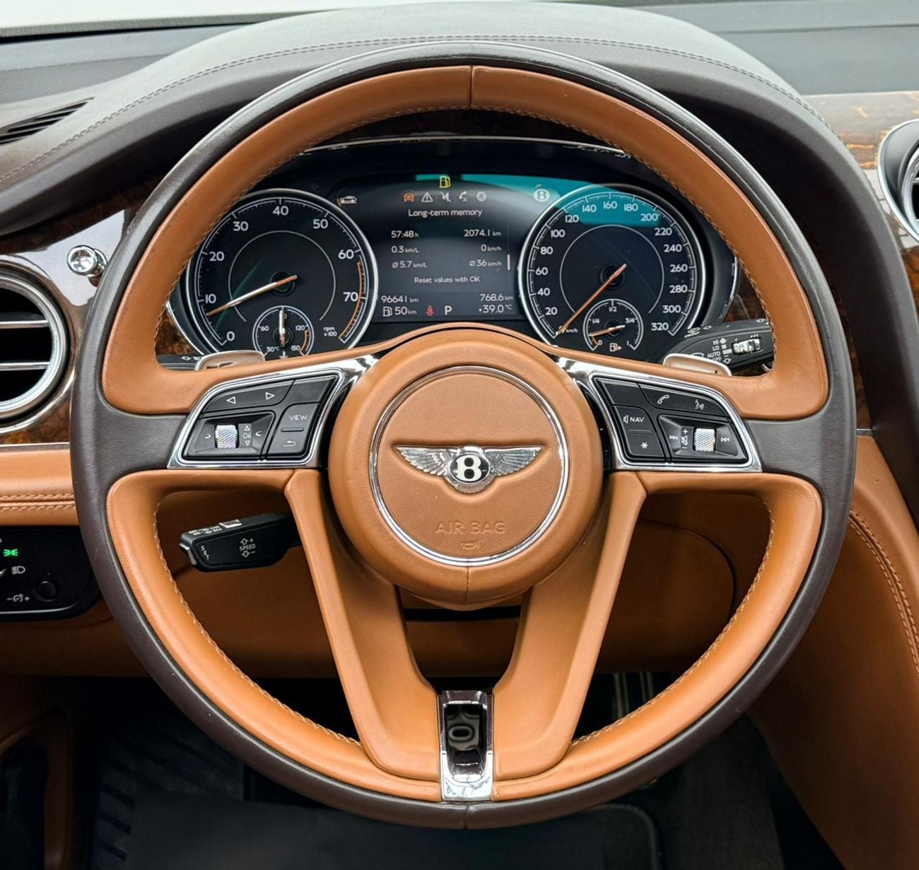 Bentley Bentayga FIRST EDITION 2017 Bentley Bentayga First Edition W12, Bentley Warranty+Full Service History, GCC