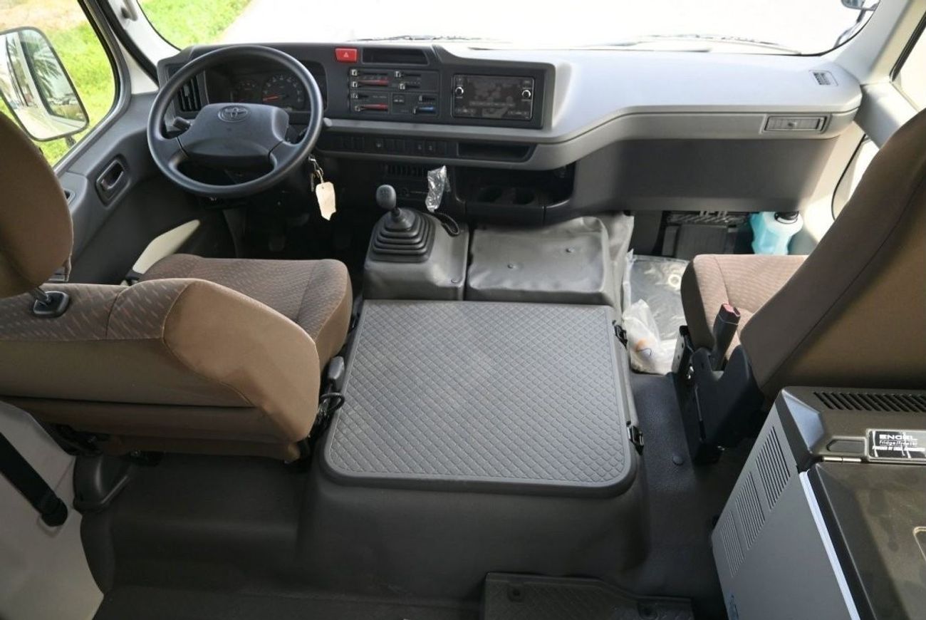 تويوتا كوستر موديل 2023 ديزل 4.2 لتر 22 مقعدا ثلاجة دليل النقل أبيض بالخارج أسود من الداخل