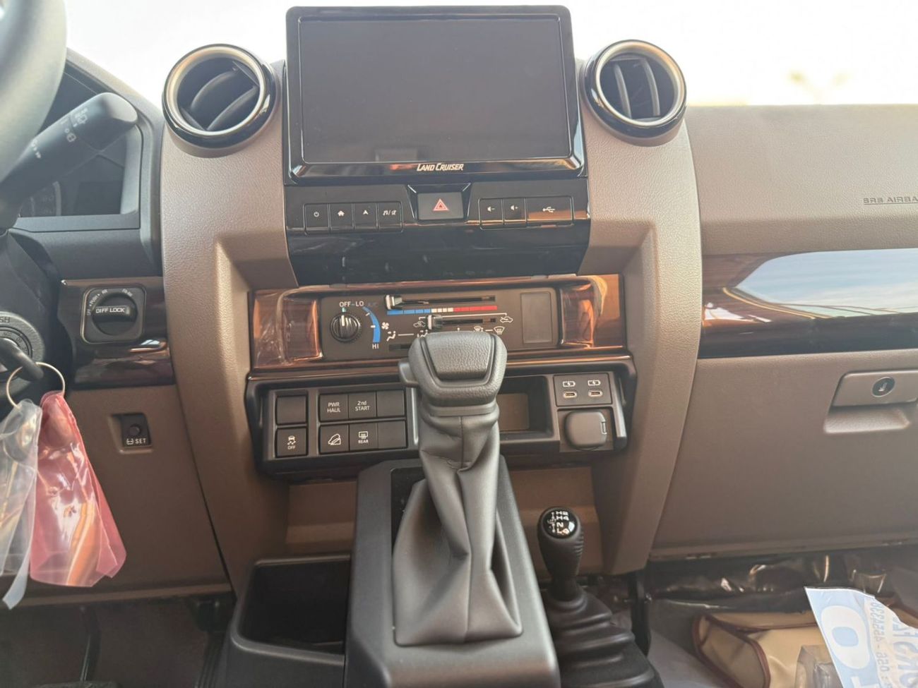 تويوتا لاند كروزر 70 TOYOTA LC76 HARDTOP 2.8L DIESEL TURBO 5 DOORS FULL OPTION 2025 MODEL