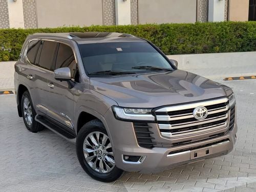 Toyota Land Cruiser VXR Facelifted With Interior and Exterior GCC Specs | Well Maintained