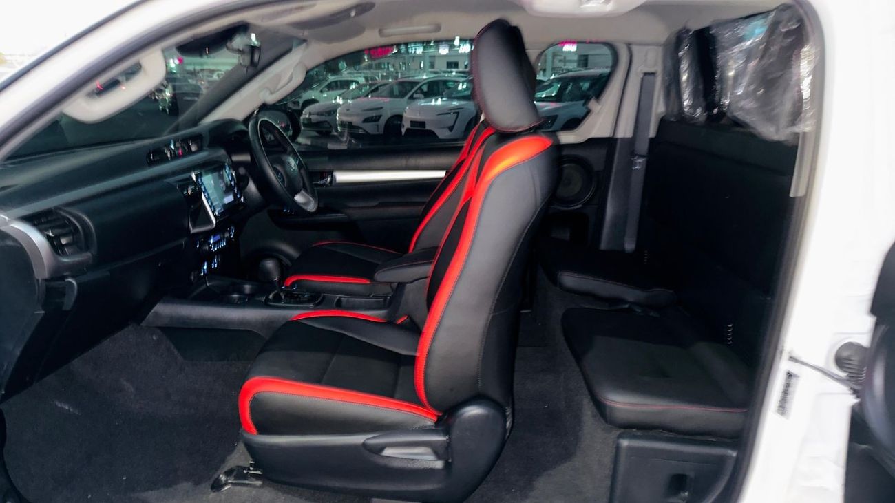 تويوتا هيلوكس SMART CAB | PREMIUM BULL BAR INSTALLED | RHD | 2023 | 2.8L DIESEL ENGINE | AUTOMATIC  | PUSH START E