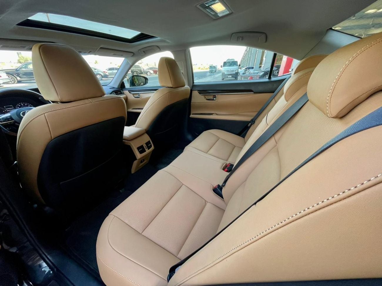 لكزس ES 350 3.5 V6 /PLATINUM / LOW MILEAGE / SCREEN /COOLING AND HEATING SEATS  / IN PERFECT CONDITION