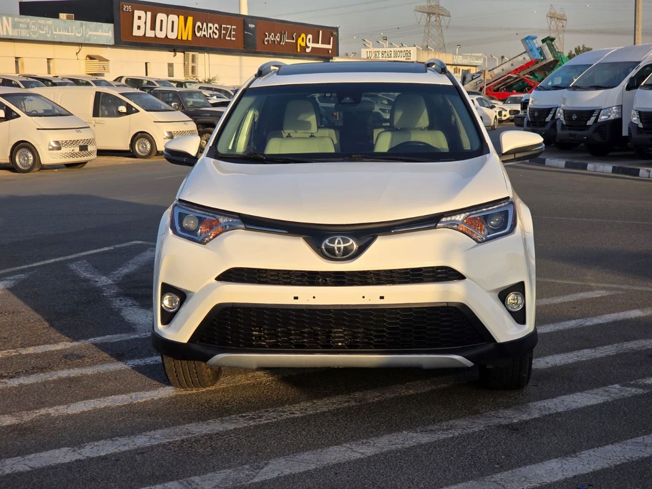 Toyota RAV4 Limited 2.5L Sunroof , Push button , Trunk automatic and leather seats