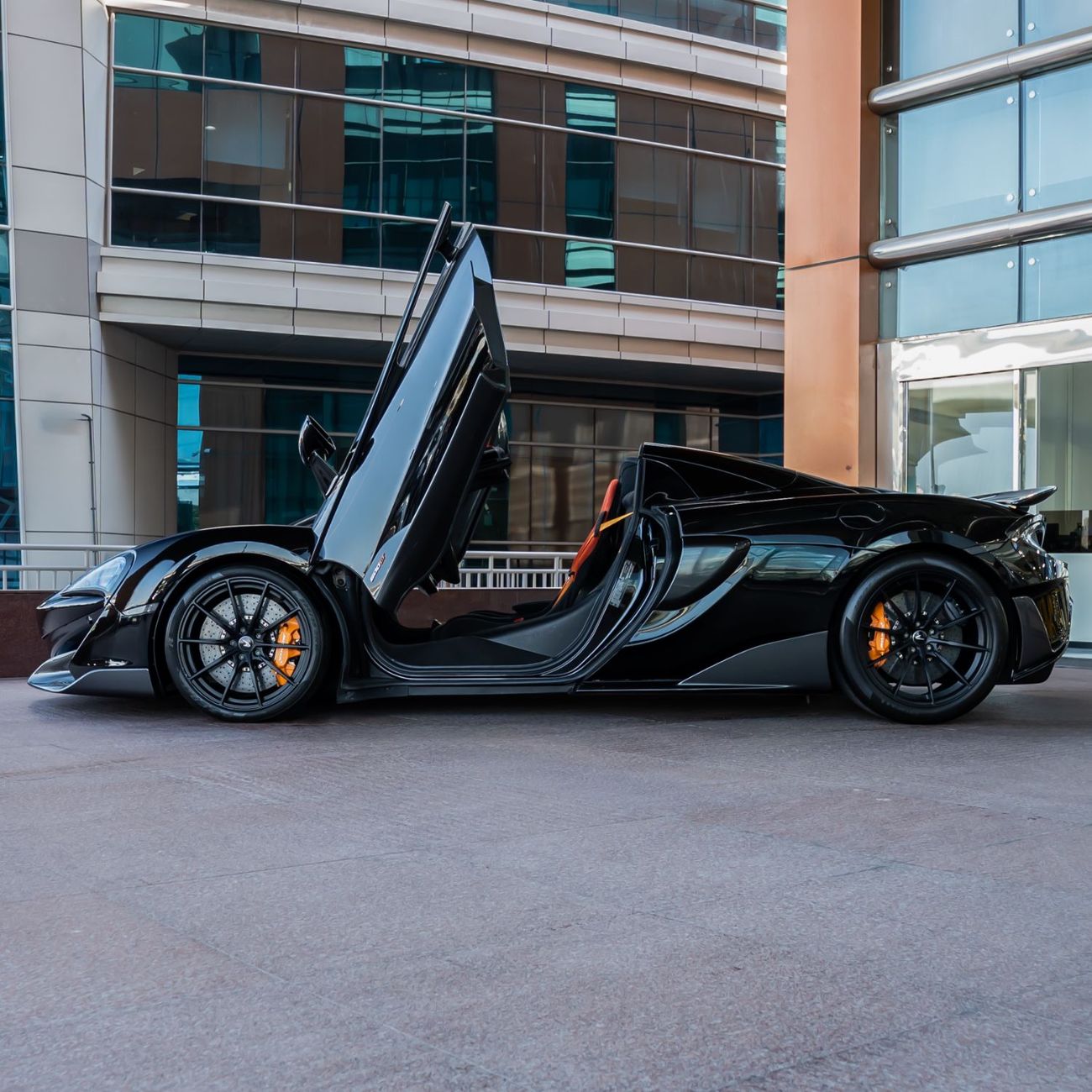 مكلارين 600LT 2020 MCLAREN 600LT SPIDER GCC WITH ONE YEAR FREE SERVICE