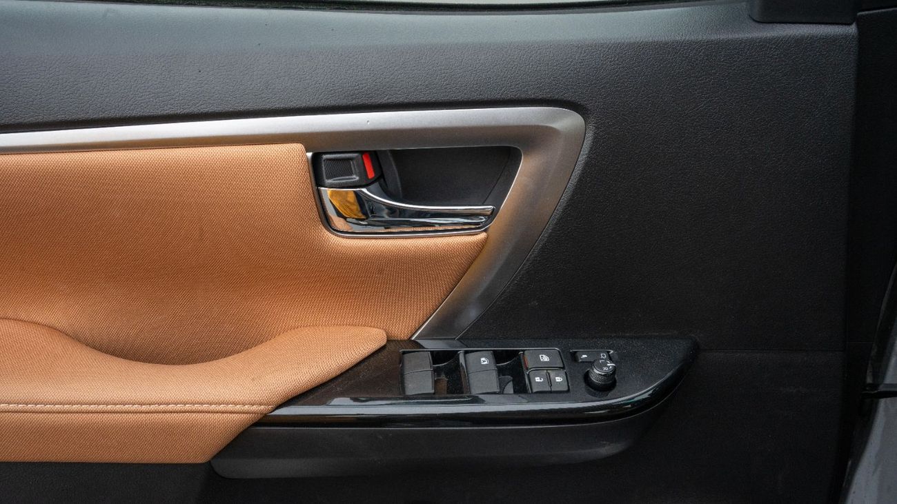 تويوتا فورتونر 2026 Toyota Fortuner VX 4.0L AT petrol (Silver-Tan)