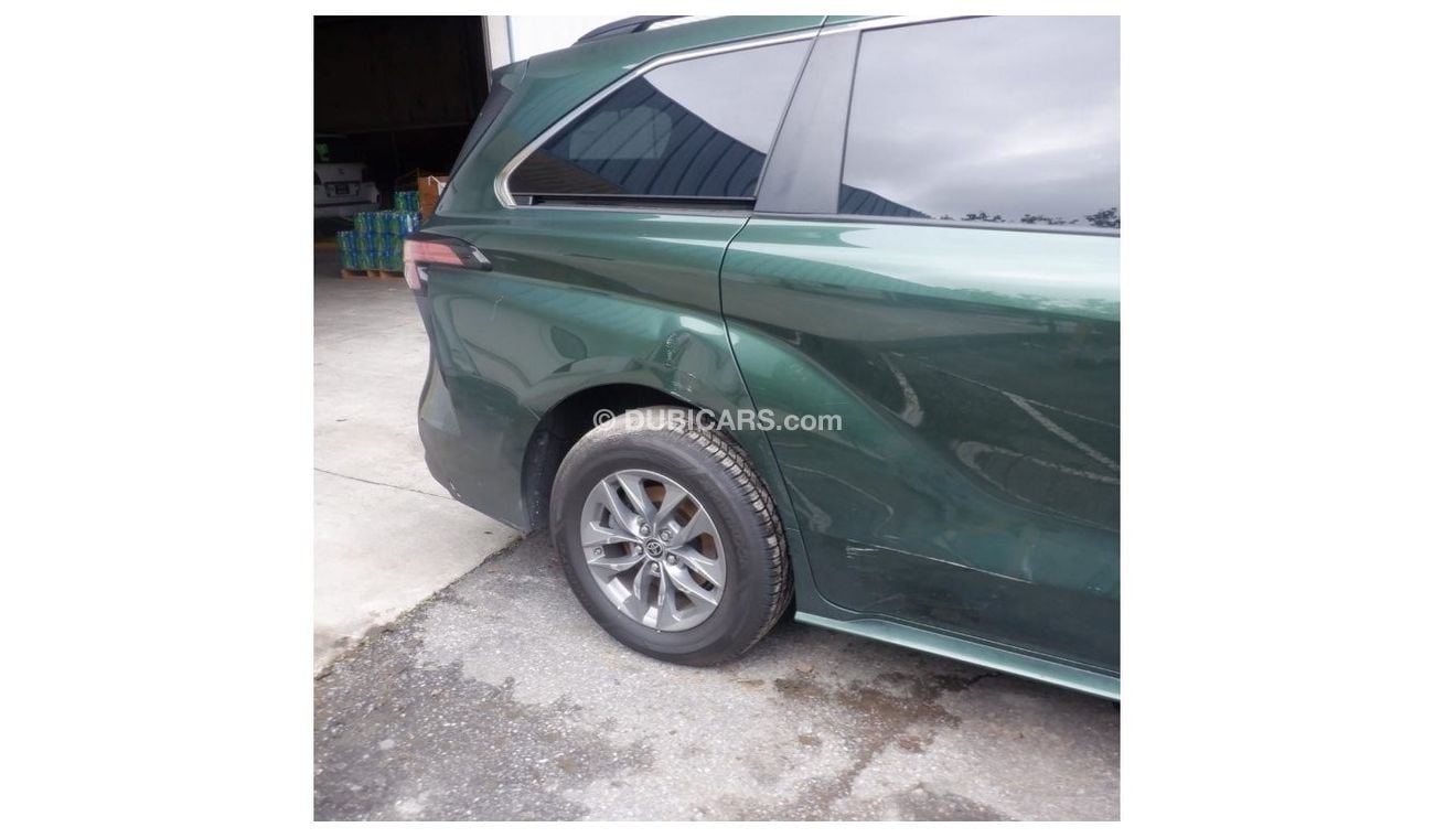 Toyota Sienna 2021 Toyota Sienna LE 2.5L V4 Hybrid Engine /