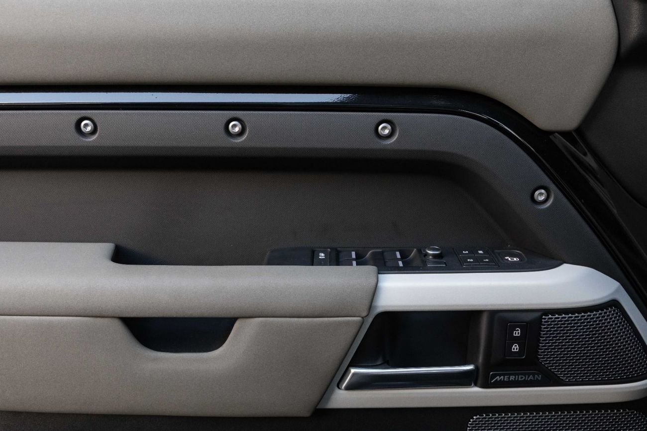 Land Rover Defender Defender P400 SE | 5,288 P.M | 0% Downpayment | AGENCY WARRANTY | ONE OWNER