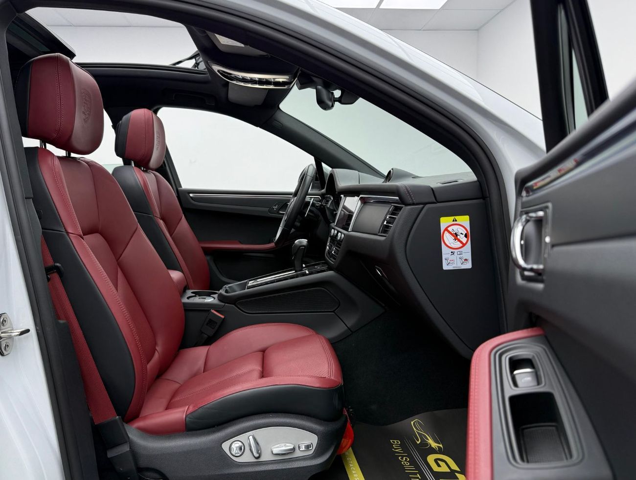 Porsche Macan T 2.0L (260 HP) 2024 Porsche Macan T, 2026 Porsche Warranty, Full Porsche Service History, Very Low