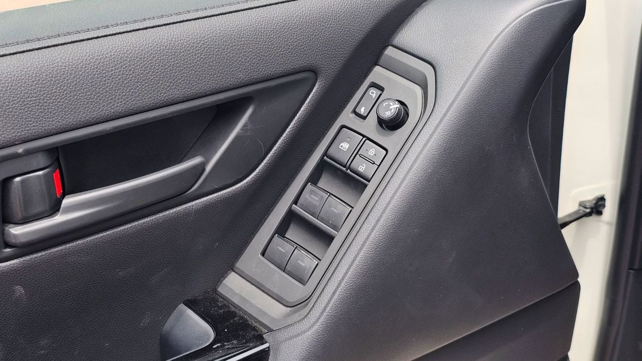 تويوتا لاند كروزر GXR WHITE-BLACK ELECTRIC DRIVER SEATS