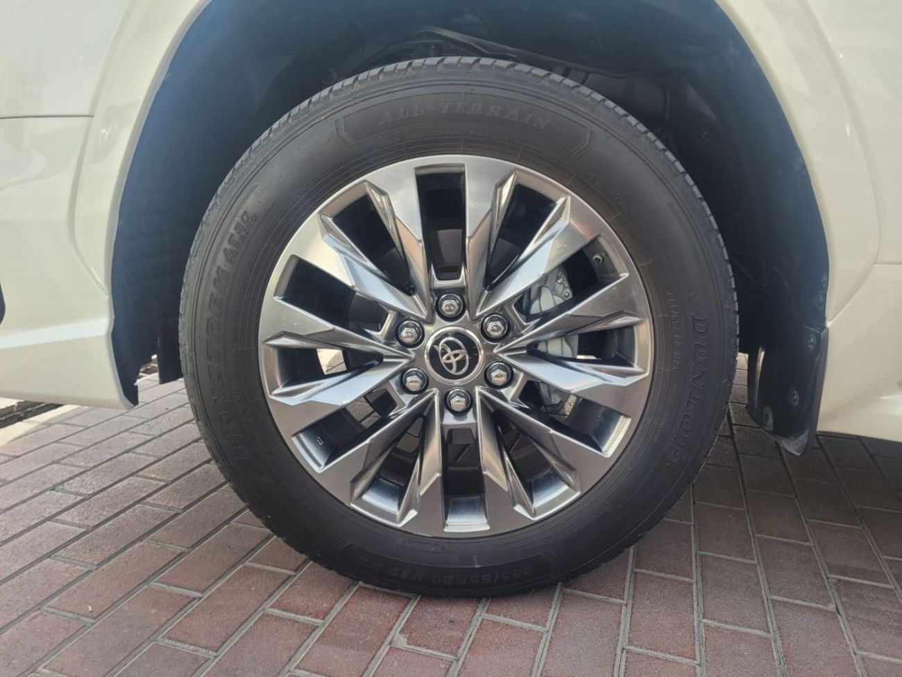 Toyota Land Cruiser VXR 4.0L 4 YEARS WARRANTY FROM ALFUTTAIM 80000KM OR 4YEARS SERVICE CONTRACT ALFUTTAIM