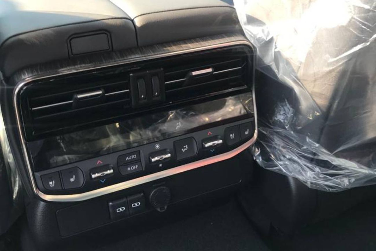 تويوتا لاند كروزر ZX 3.5L PET A/T Floor 23YM - 7 SEATERS - EURO - WHT_RED (EXPORT OFFER)