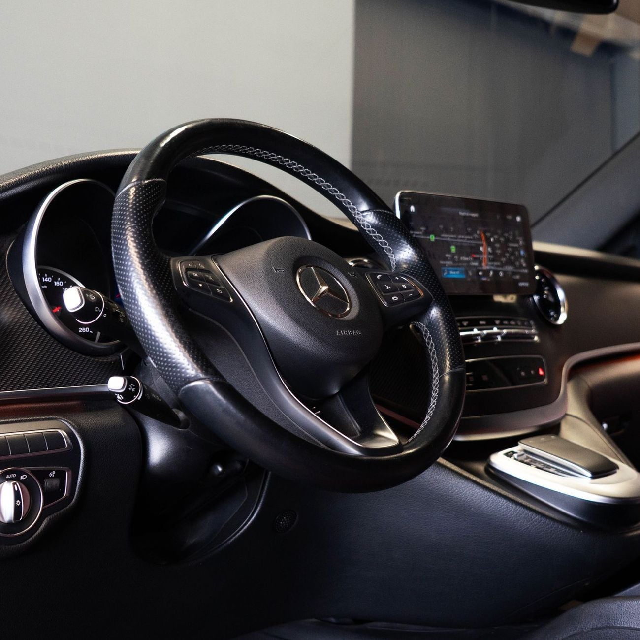 Mercedes Benz V 250 AVANTGARDE LWB AED 2,682 P.M • 0% Downpayment • Mercedes-Benz V 250 VIP Design • 1 Year Warranty
