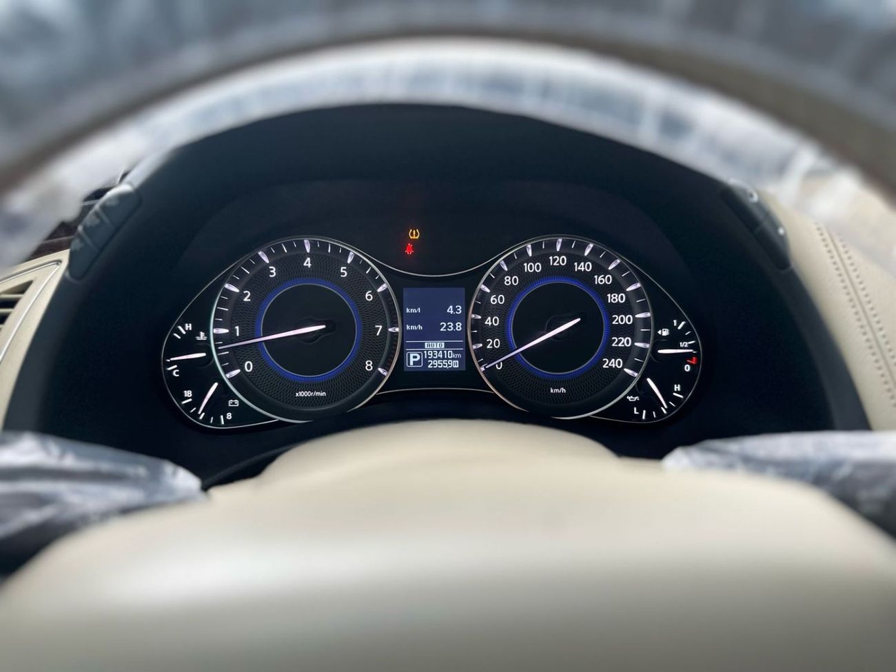 إنفينيتي QX80 Infiniti QX80 GCC 8 cylinder 4.4 full Option full service history aqency