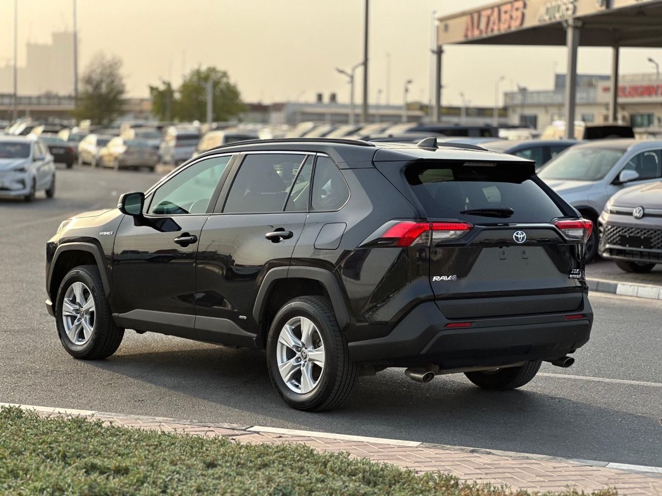 Toyota RAV4 Hybrid XLE 2.5L push start full option